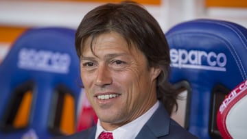 Mat&iacute;as Almeyda sonriente en el banquillo de Chivas a la espera del partido contra Pachuca