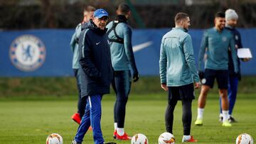 Sarri camina sólo durante un entrenamiento del Chelsea.