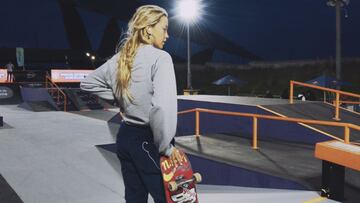 La skater Cata D&iacute;az con su tabla de skate y sudadera en el Extreme Barcelona. 