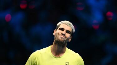 Carlos Alcaraz se lamenta tras la última final de la ATP Finals.