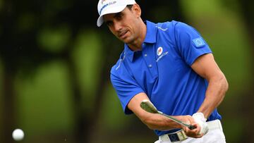 Rafa Cabrera-Bello golpea la bola durante su partido de fourballs en la EurAsia Cup que se disputa en Kuala Lumpur, Malaysia.