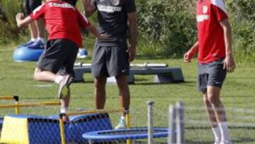 Simeone dirige a sus hombres durante el entrenamiento.