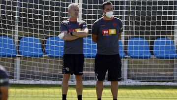 Escrib&aacute;, entrenador del Elche, durante un entrenamiento.