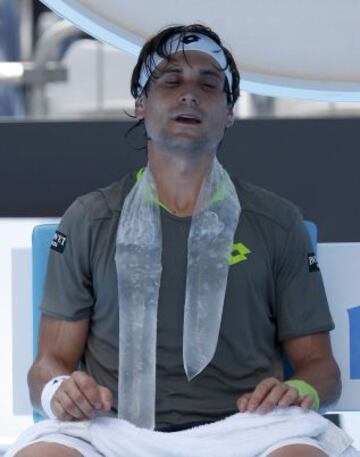 Desde el primer día de competición el Abierto de Australia está registrando temperaturas que superan los 40ºC por la ola de calor que afecta a Melbourne. David Ferrer con bolsas de hielo para combatir el calor.