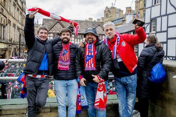 Un gran número de aficionados del Atlético de Madrid han dado color en el día de hoy a las calles de la ciudad inglesa a la espera del partido de cuartos de esta noche.