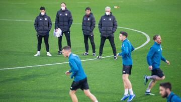 Marcelino mira a Muniain esta tarde en Lezama.