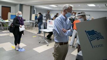 MCLEAN, VA - 31 DE OCTUBRE: Un votante emite su voto en un centro de votaci&oacute;n anticipada en el Centro Gubernamental McLean el 31 de octubre de 2020 en McLean, Virginia.