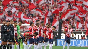 Jugadores de Chivas y Atlas antes del silbatazo inicial del Clásico Tapatío.