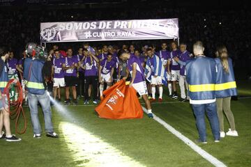 Los jugadores celebraron el ascenso a Primera División.