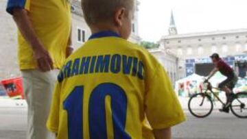 <b>COLORIDO. </b>Los aficionados suecos, como este niño, ya se hicieron notar ayer en Salzburgo.