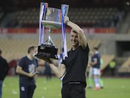 Imanol Alguacil con el trofeo de la Copa del Rey logrado por la Real Sociedad en 2021 contra el Athletic en La Cartuja.