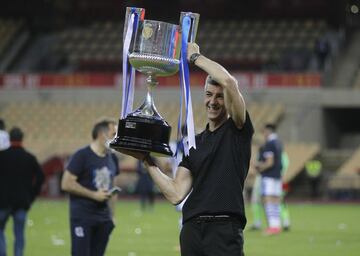 Imanol Alguacil con el trofeo de la Copa del Rey.