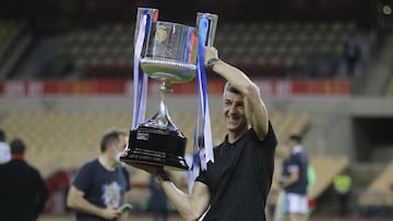Imanol Alguacil con el trofeo de la Copa del Rey logrado por la Real Sociedad en 2021 contra el Athletic en La Cartuja.