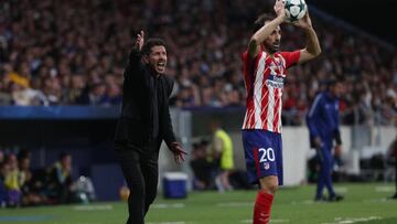 Simeone grita en un momento del partido con el Chelsea, con Juanfran sacando de banda.