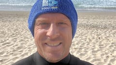 El surfista Mick Fanning, sonriendo, en la playa, con olas al fondo, el 5 de junio del 2023. 