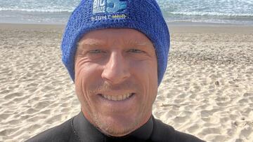 El surfista Mick Fanning, sonriendo, en la playa, con olas al fondo, el 5 de junio del 2023. 