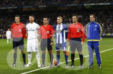 El árbitro Pérez Montero acompañado por sus asistentes Matías Caballero y Hernández Labella, el cuarto árbitro Peña Varela y los capitanes Sergio Ramos y Bergantiños.