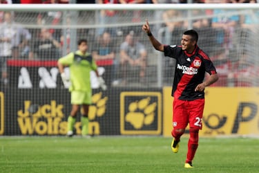 El Leverkusen fue el primer conjunto europeo que defendió el chileno tras salir de su país natal. El equipo alemán pagó al Colo-Colo más de cinco millones de euros.