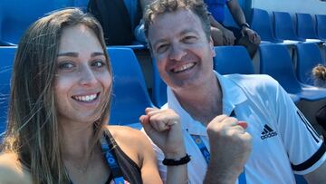 Paula Badosa celebra su victoria en la previa del Open de Australia junto a su entrenador Xavier Bud&oacute;.