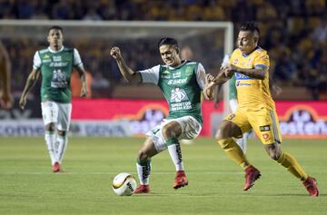 MEX03. MONTERREY (MÉXICO), 25/11/2017.- El jugador Eduardo Vargas (d) de Tigres disputa el balón con Andrés Andrade (c) de León hoy, sábado 25 de noviembre de 2017, previo al partido de vuelta de cuartos de final del Torneo Apertura 2017, entre los equipos de Tigres y León , celebrado en el estadio Universitario de la ciudad de Monterrey (México). EFE/Miguel Sierra.