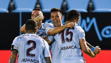 Fran Beltrán celebra su gol anotado contra el Atlético abrazándose a Iago Aspas y Lucas Olaza.