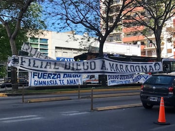 Aficionados acompañaron a Maradona mientras era operado