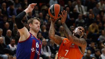 VALENCIA, 07/03/2024.- El jugador del Valencia Chris Jones (d) juega un bal¨®n ante Jan Vesely, del Bar?a, durante el partido de la euroliga de baloncesto que Valencia Basket y FC Barcelona disputan este jueves en el pabell¨®n de la Fuente de San Luis. EFE/Miguel ?ngel Polo