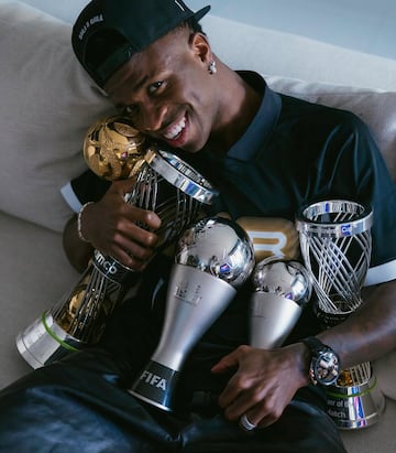 Vinicius posa con los trofeos individuales.