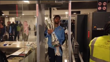 Lazio regresa con la copa y no se salva del detector de metal