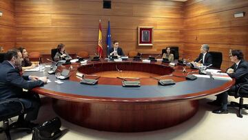 El presidente del Gobierno, Pedro Sánchez (c) preside la reunión del Consejo de Ministros en el palacio de la Moncloa este martes. EFE/Moncloa/José María Cuadrado Jiménez