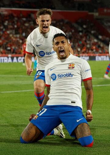 1-1. Raphinha celebra el primer gol que marca en el minuto 40 de encuentro.