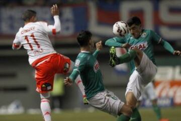 Sebastián Ubilla, de Universidad de Chile, disputa un balón con Iván Vásquez de Audax.