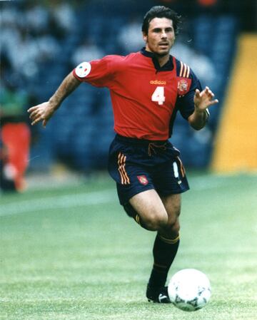 11 tarjetas en total, todas amarillas en 54 partidos.