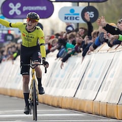 Jorgenson vence una accidentada A Través de Flandes que Van Aert abandona en ambulancia