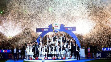 Soccer Football - Serie A - Juventus v Atalanta - Allianz Stadium, Turin, Italy - May 19, 2019 Juventus celebrate winning Serie A with the trophy after the match REUTERS/Massimo Pinca