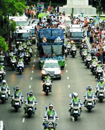 The homecoming... the team bus on route to Plaza Cibeles