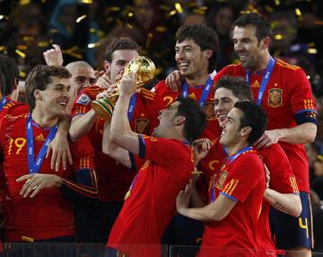Finalmente España se proclamó campeona del Mundo en 2010 tras vencer a Holanda en la final 0-1. En la foto Villa levanta la Copa. 

 