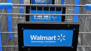 Carritos de Walmart en Chicago, Illinois. May 19, 2020.