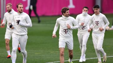 Munich (Germany), 04/03/2024.- Munich's Harry Kane (L) and Munich's Thomas Mueller (C) participate in the team's training session in Munich, Germany, 04 March 2024. Bayern Munich will face Lazio in a UEFA Champions League Round of 16, 2nd leg soccer match on 05 March. (Liga de Campeones, Alemania) EFE/EPA/ANNA SZILAGYI
