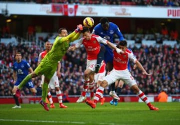 Ospina seguridad con los pies y manos frente al Everton