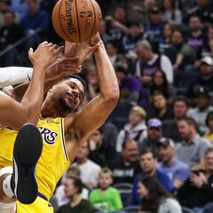 Los Wolves se despiden de Thibadeau con paliza a los Lakers