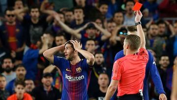 Alejandro Hernández saca la tarjeta roja a Sergi Roberto.