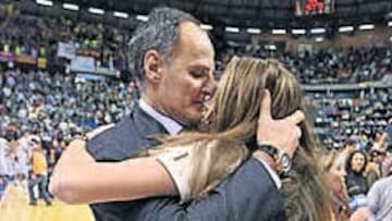 <b>LA HIJA DE DUSKO, SU MAYOR FAN</b>. A Dusko Ivanovic le habían llovido las críticas en Barcelona, pero él siempre mantuvo la calma: Seguiré trabajando igual, aseguraba. Ayer le llegó el premio. Su hija, Dea, fue la primera en felicitarle. Eres mi campeón, le dijo a su padre. Quizá los que le increpaban en el Palau Blaugrana eran los mismos que se cebaron con Aíto García Reneses en su etapa azulgrana.