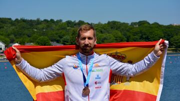 El piragüista español Carlos Arévalo posa tras conseguir la medalla de oro en K1 200, durante la última jornada del Campeonato del Mundo.