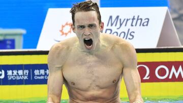 Kirill Prigoda celebra su título y récord mundial tras ganar en la final de los 200 metros braza de los Mundiales de Piscina Corta de Hangzhou, China.