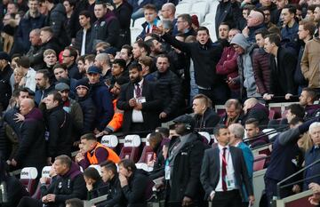 Tras la derrota de 0-3 ante el Burnley, seguidores de los Hammers ingresaron al campo para recriminar a sus jugadores.