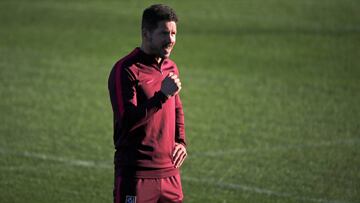Football Soccer - UEFA Champions League - Atletico Madrid training - Majadahonda, Spain - 31/10/2016 - Atletico Madrid's coach Diego Simeone attends trainig session. REUTERS/Sergio Perez