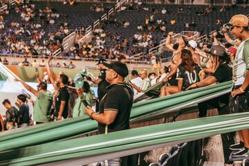 ¡Orlando es azul y verde! Las barras de Millonarios y Nacional alentaron a sus equipos en el Camping World Stadium en el último juego de la Florida Cup.