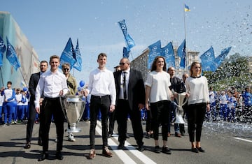 Andriy Shevchenko, embajador de la UEFA Champions League, llegando con el trofeo a Kiev. 