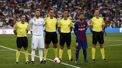 S&aacute;nchez Mart&iacute;nez posa junto a Sergio Ramos, Messi y el resto del equipo arbitral antes del partido de vuelta de la Supercopa de Espa&ntilde;a 2017/2018 entre Real Madrid y F.C. Barcelona en el Santiago Bernab&eacute;u.